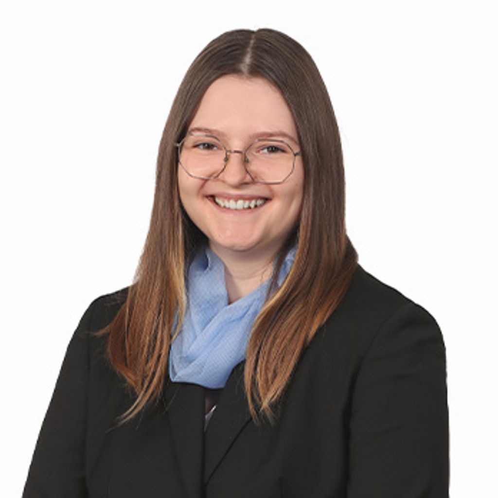 Freundlich lächelnde Frau im Anzug, unsere Kollegin im Marketing Annika Ossner