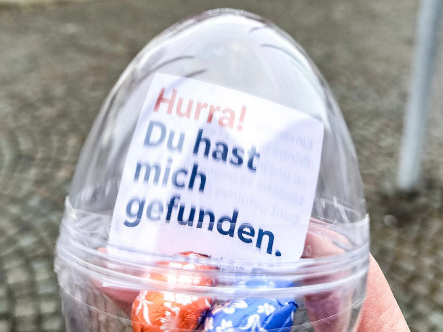 Plastikei mit der Botschaft, du hast das Ei gefunden