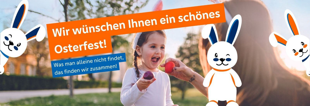 Ein Mädchen mit Hasenohren möchte in ein Osterei beißen.