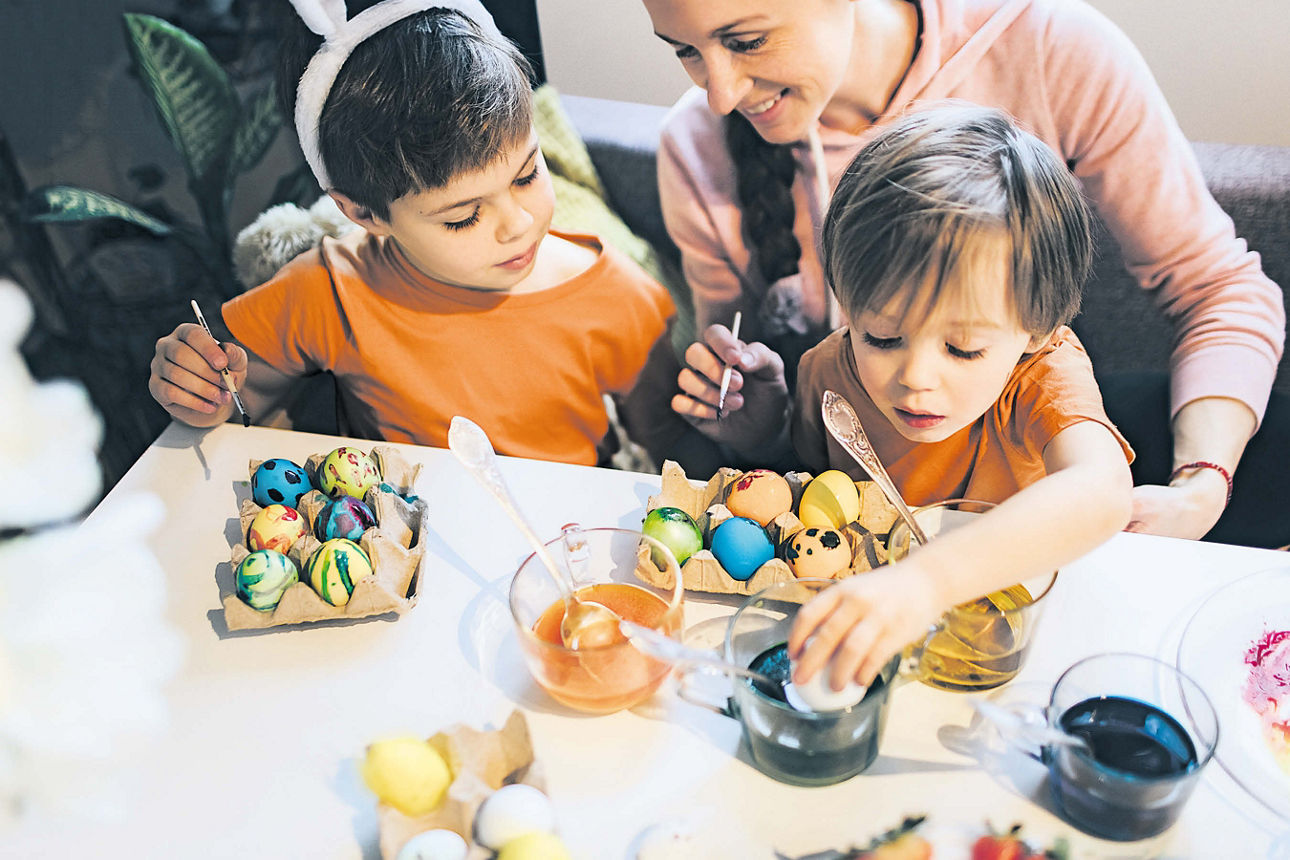 Kinder bemalen Ostereier