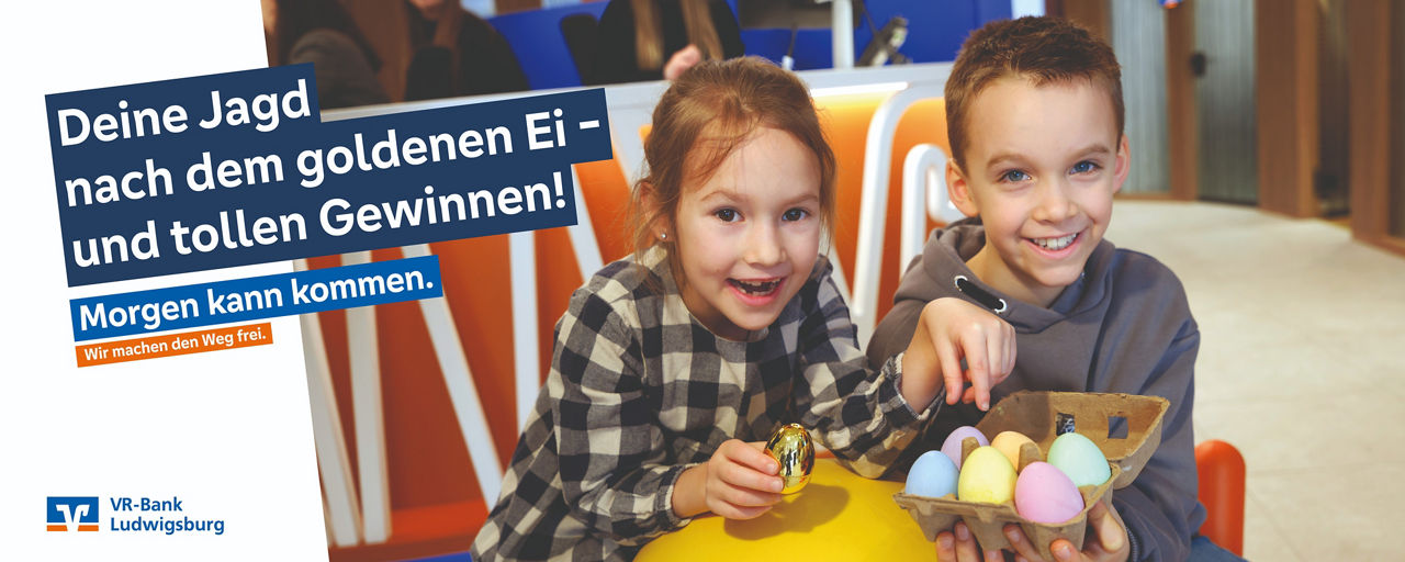 Zwei Kinder mit bemalten Ostereiern in der Filaile ArsenalZWEI