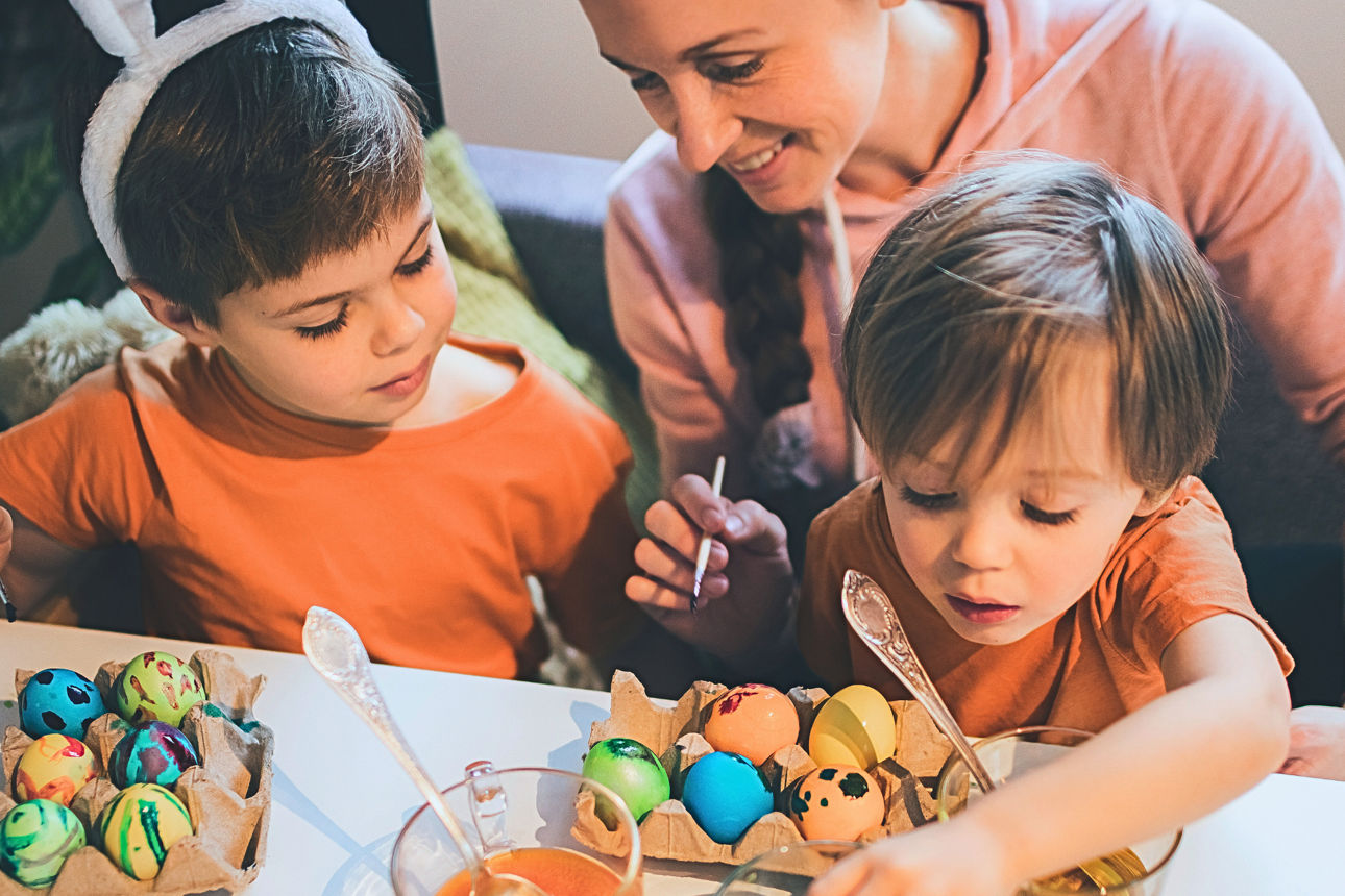 Famile beim Einer Bemalen