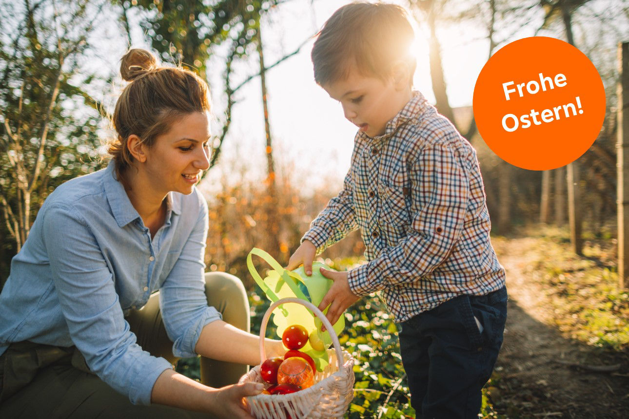Ein Kind findet zusammen mit seiner Mutter ein Osternest