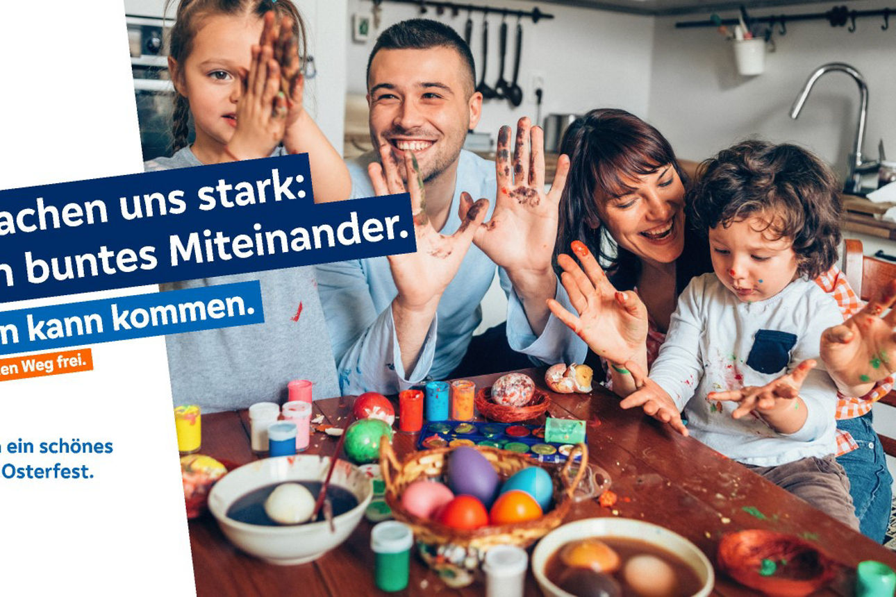 Familie beim Eier bemalen in der Küche