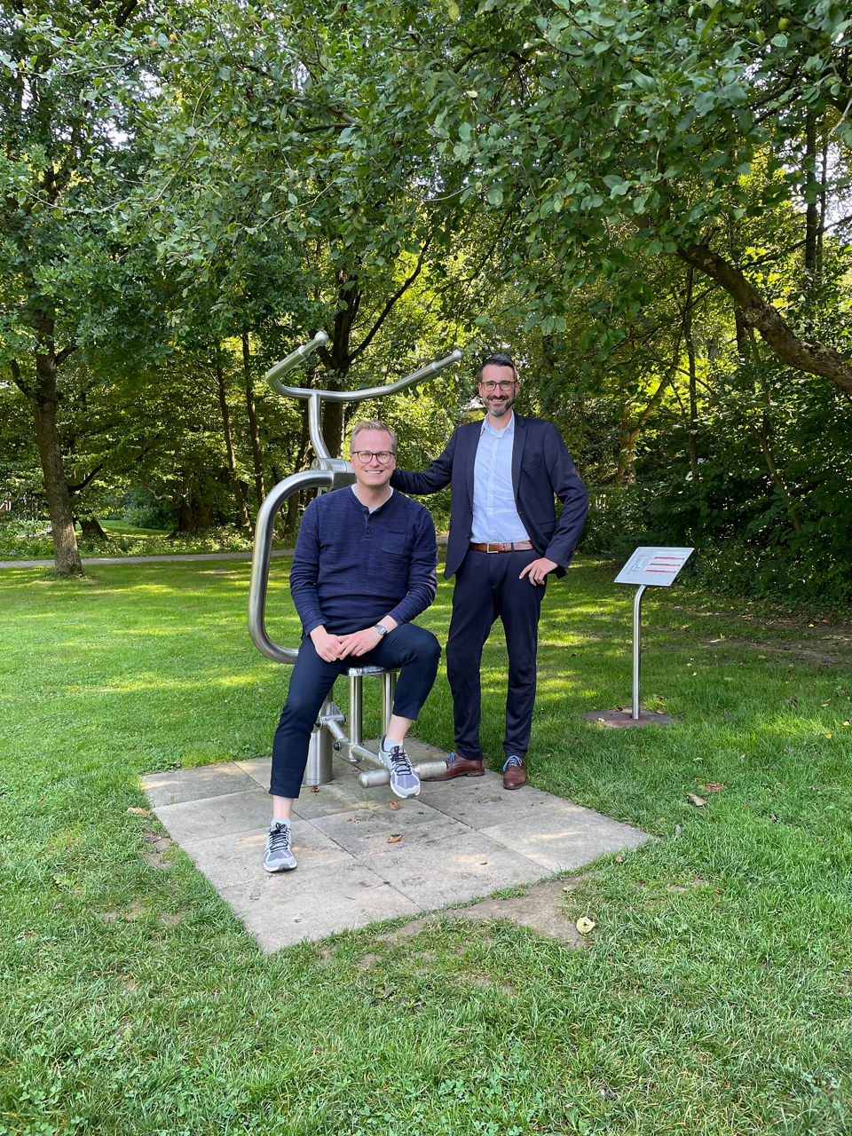 Outdoor-Fitness in den Bürener Almeauen: Volksbank Büren-Salzkotten unterstützt bei neuem Trainingsgerät