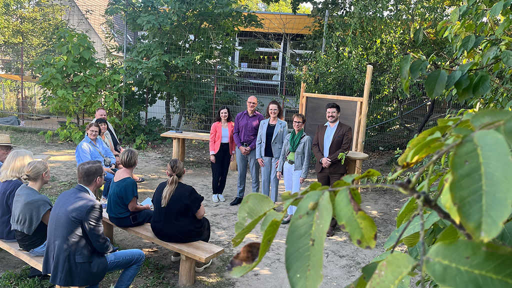 Volksbank pur schenkt Südschule in Neureut ein Outdoor-Klassenzimmer