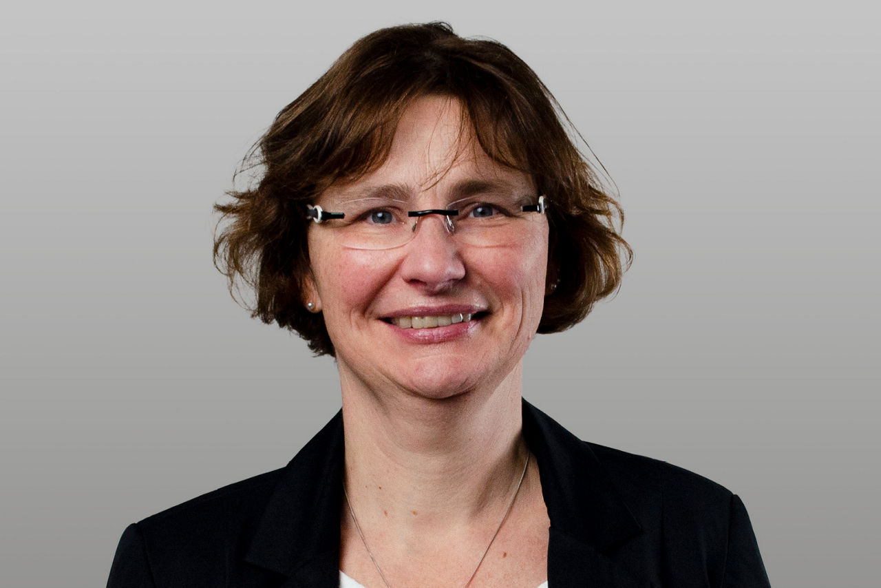 Privatkundenberaterin Stephanie Over vor grauen Hintergrund