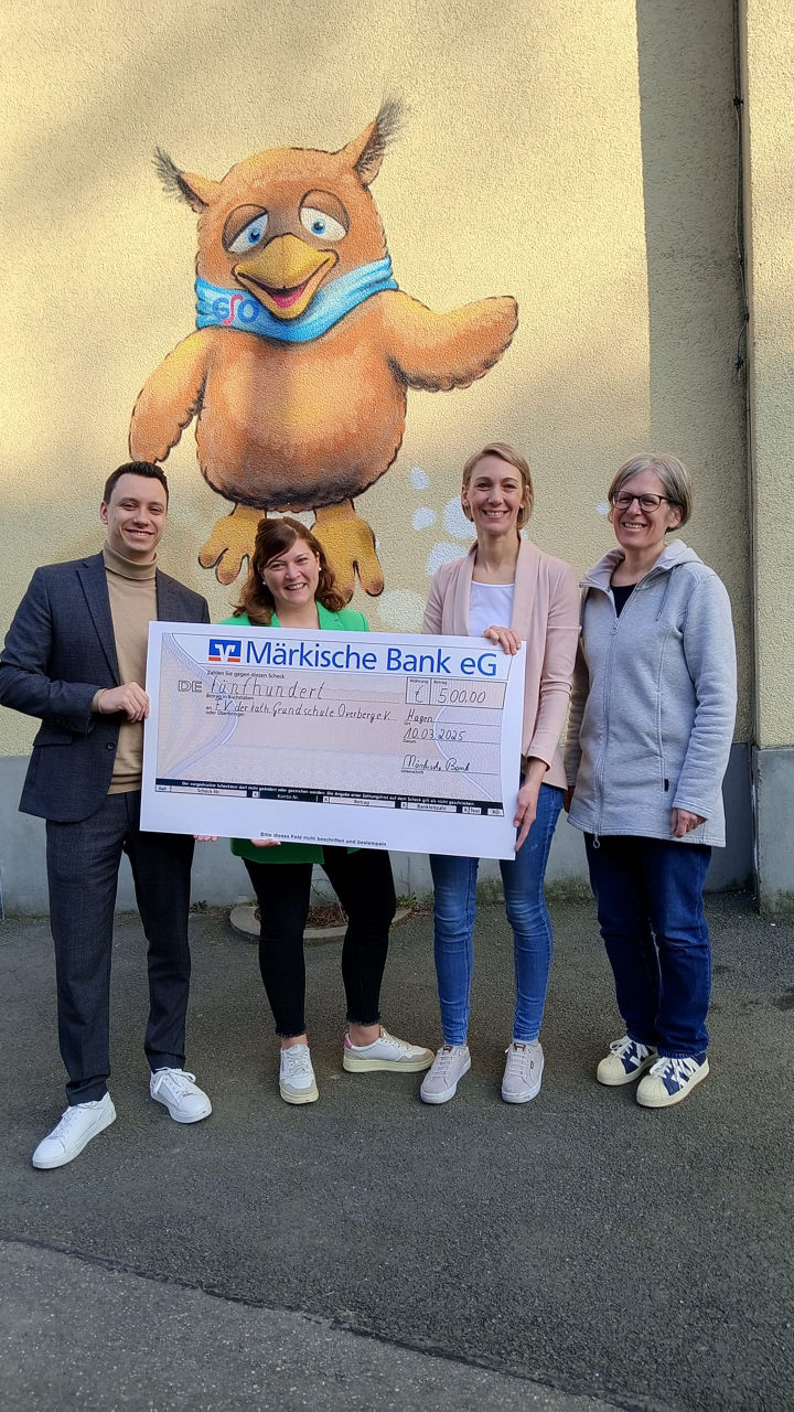 Das Foto zeigt v.l.n.r.: Pascale Osthoff (Filialleiter Märkische Bank Direkt), Julia Koch (Beraterin Märkische Bank Direkt), 