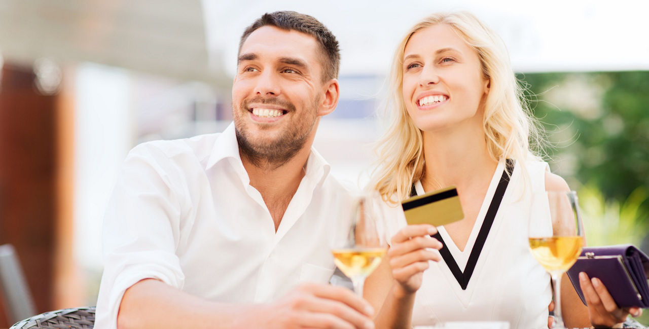 Paar bezahlt Cocktails mit Karte