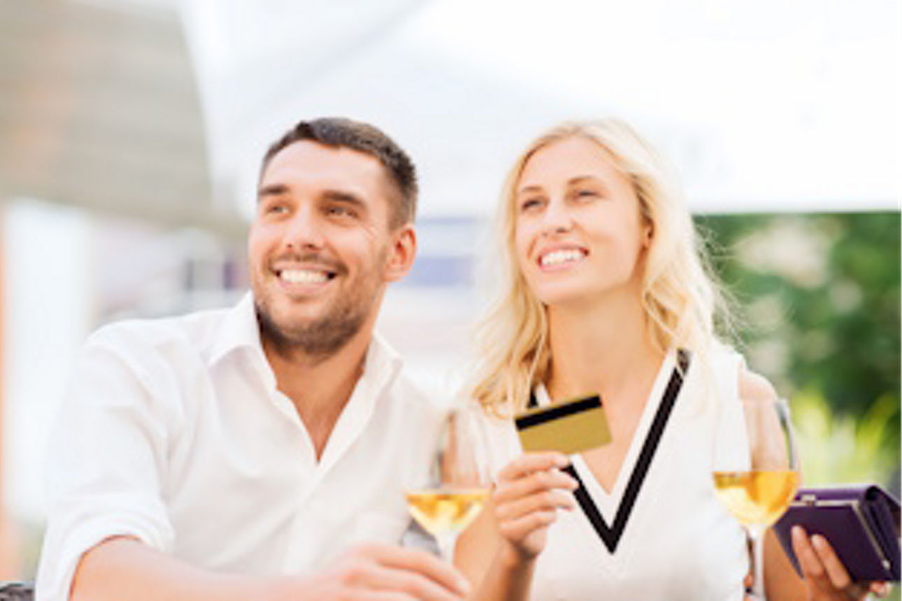 Paar bezahlt Cocktails mit Karte