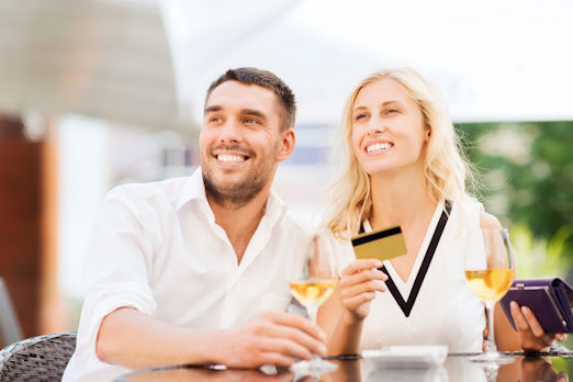 Paar bezahlt Cocktails mit Karte
