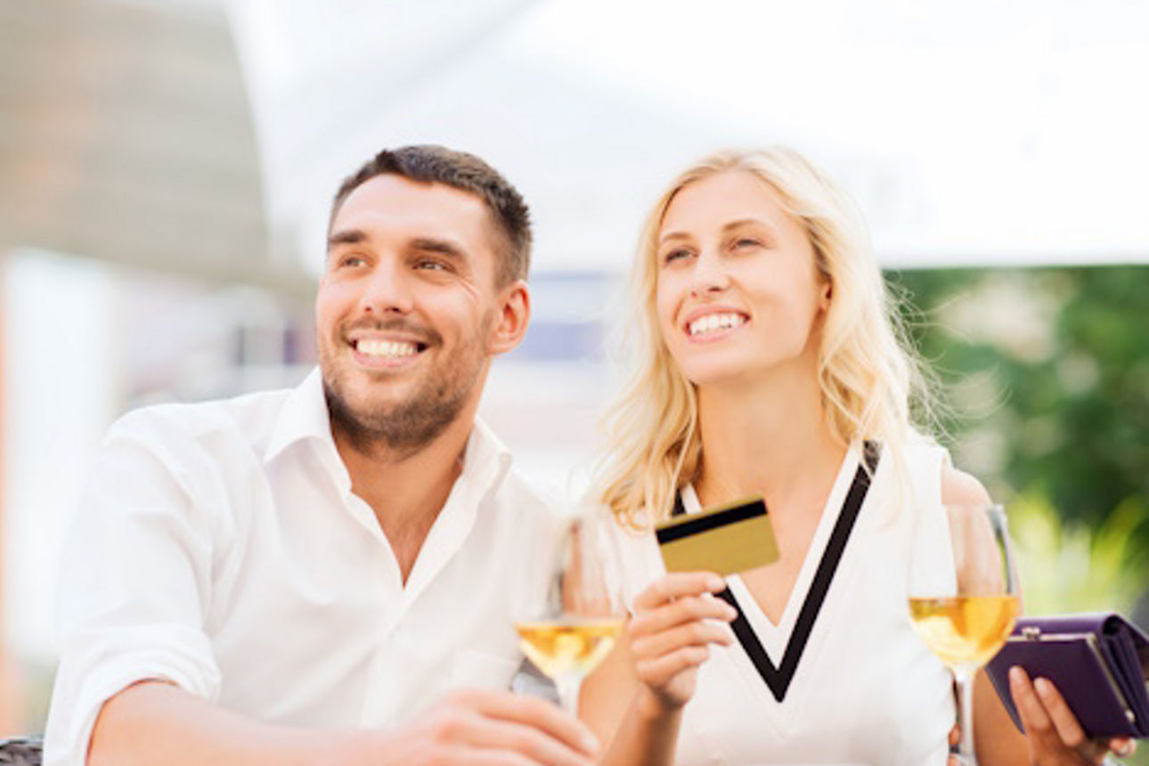 Paar bezahlt Cocktails mit Karte