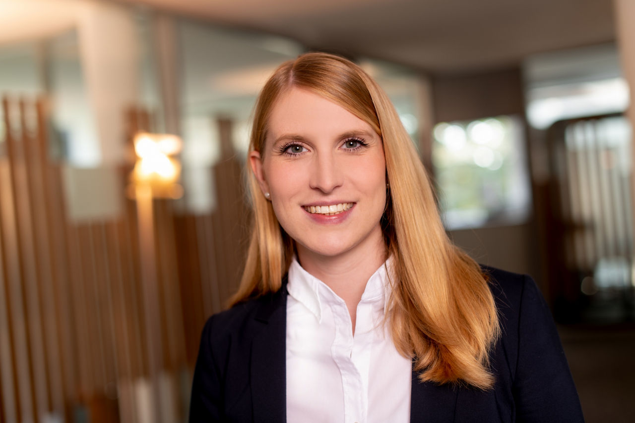 Sie lächelt nett in die Kamera