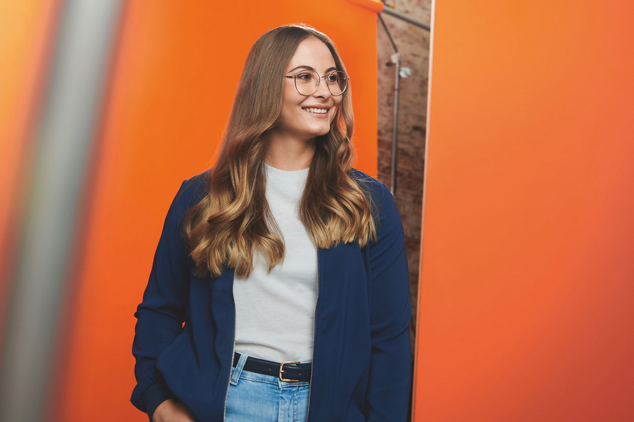 Auszubildende beim Videodreh vor einer Leinwand