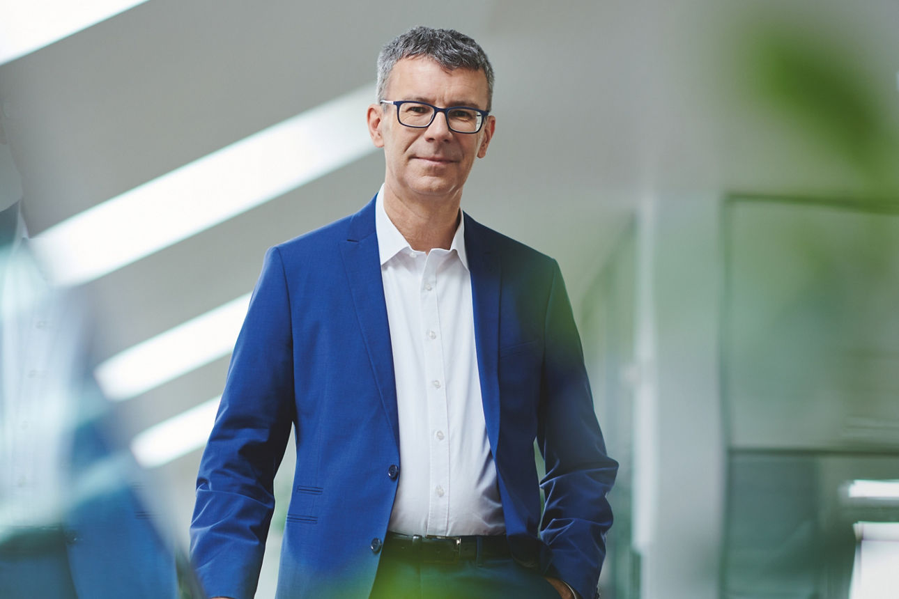 Mann steht in einem Büro