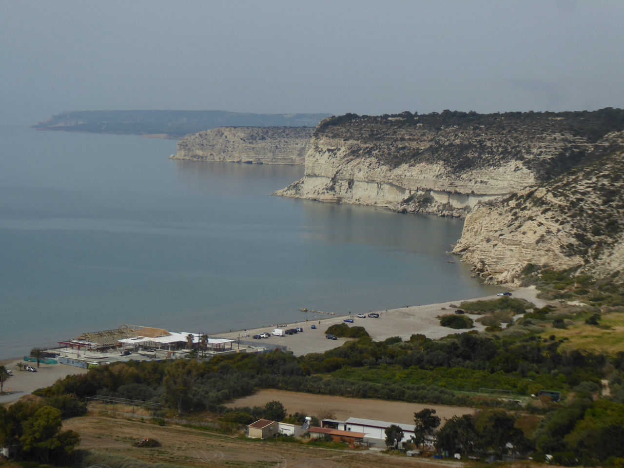 Die Küste von Zypern mit Blick von oben aufs Meer 