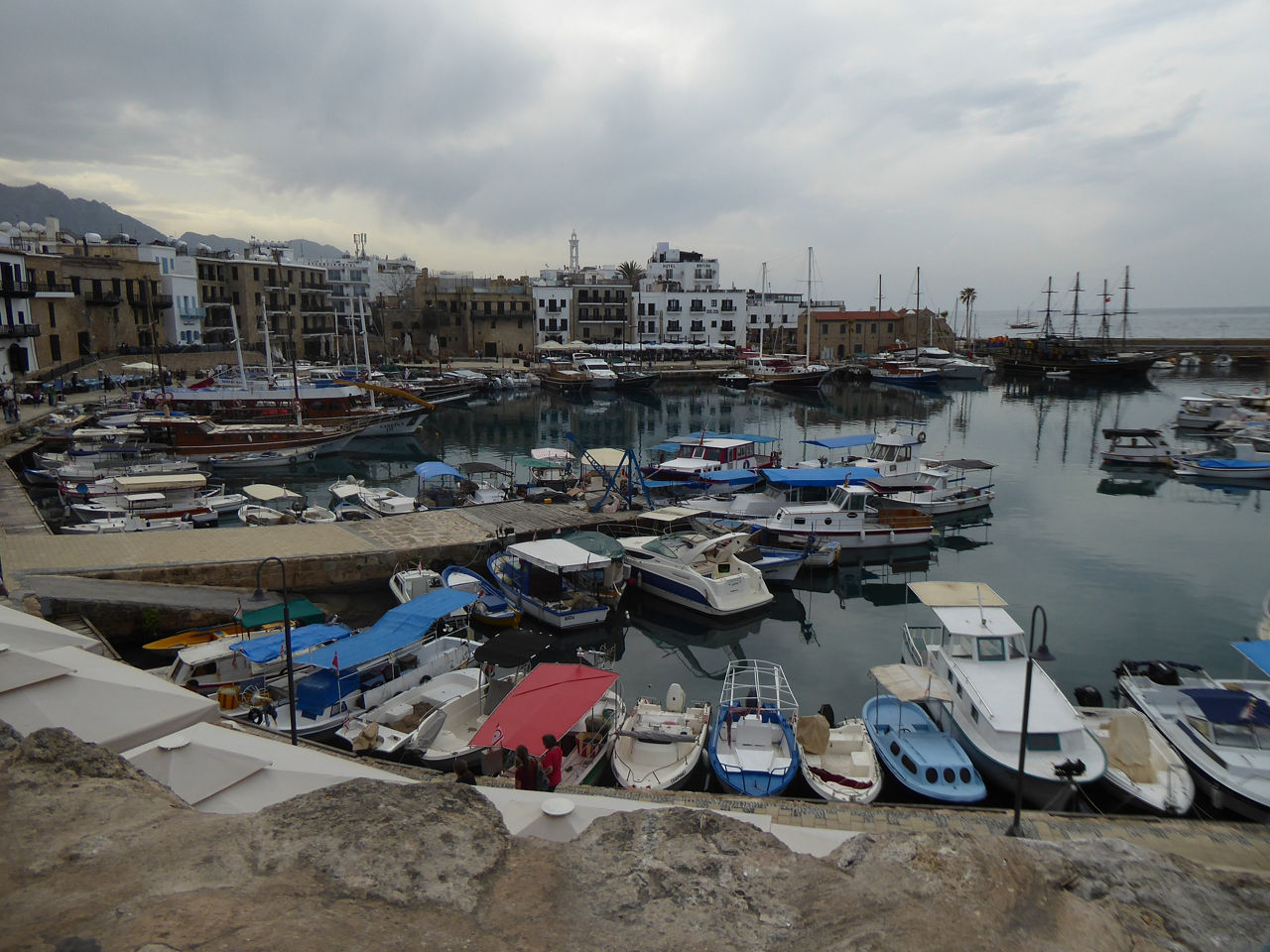 Hafen von Zypern mit Blick auf viele Boote 