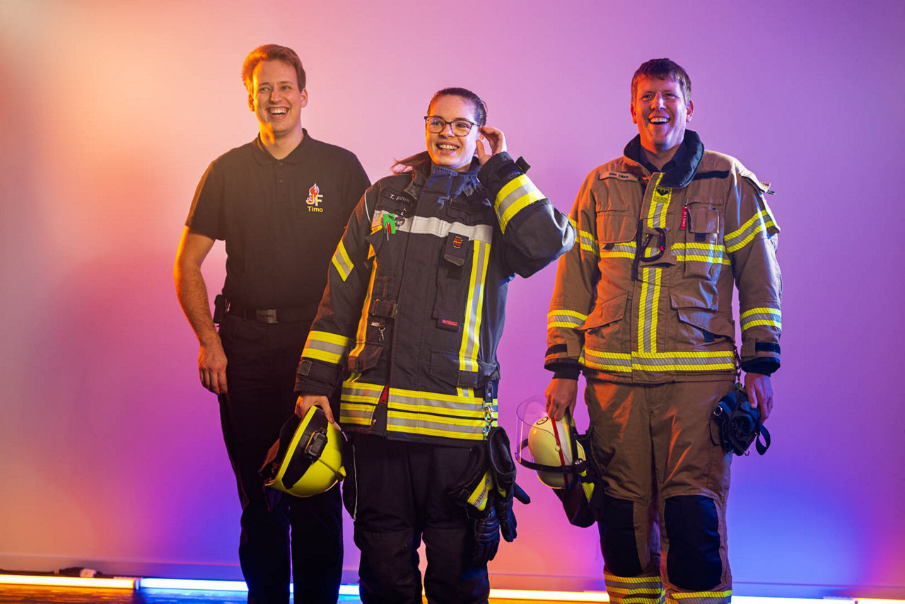 Drei Mitglieder der Freiwilligen Feuerwehr stehen zusammen 