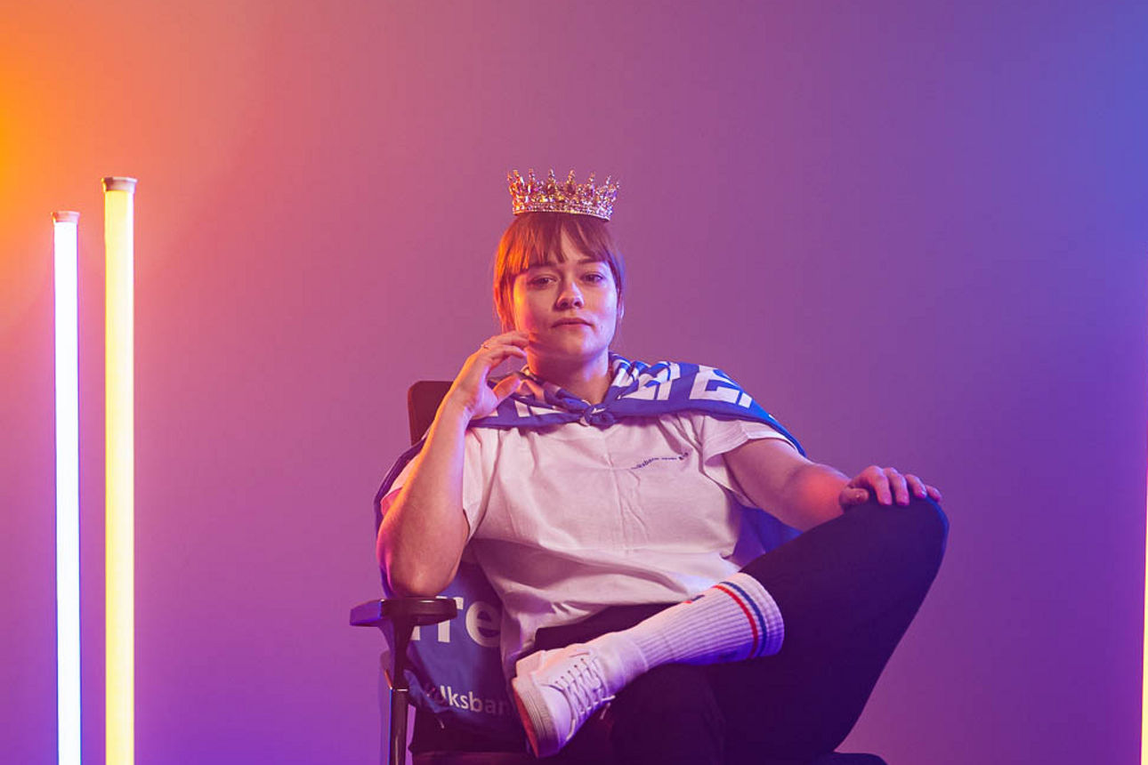 Ein Mädchen vor einer orangefarbenen Leinwand