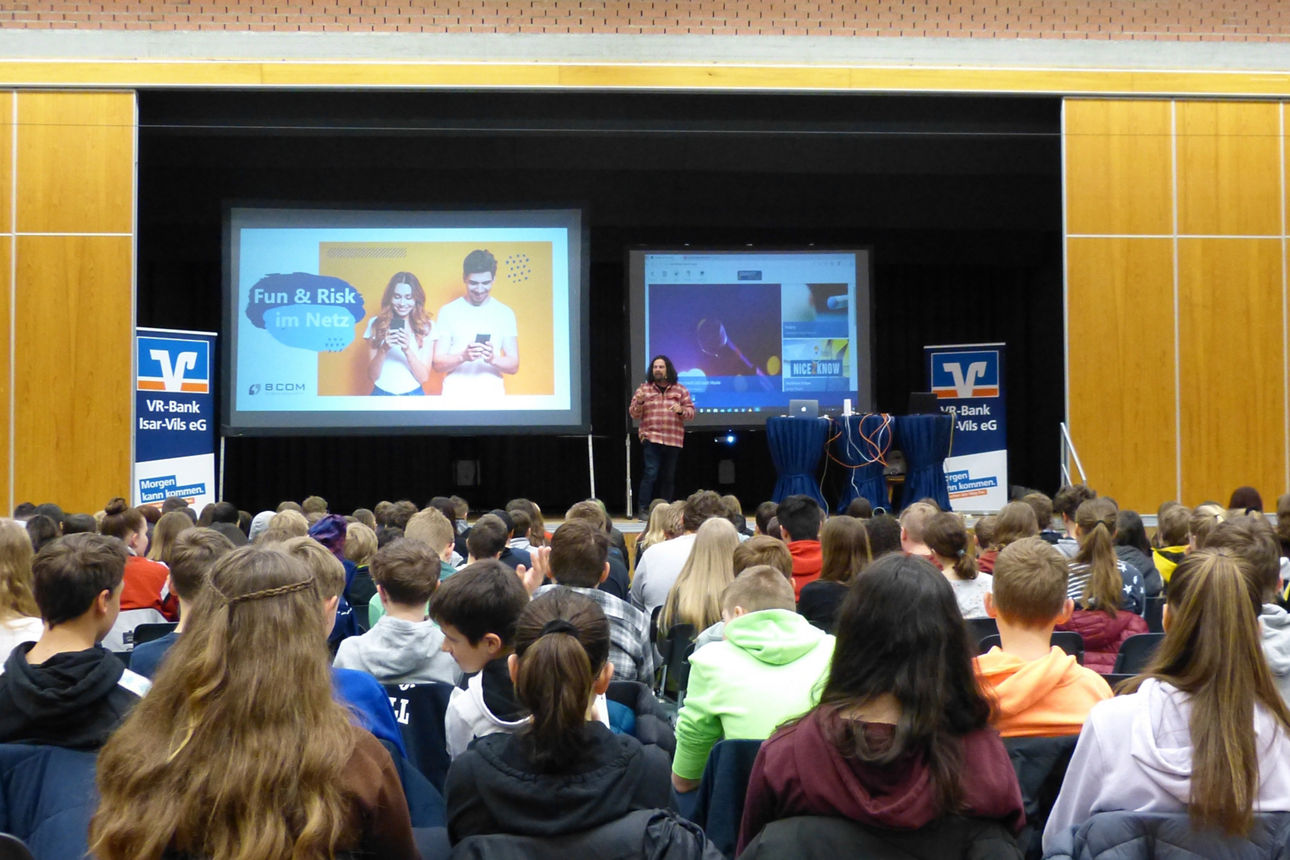 Profihacker Erwin Markowsky klärte die SchülerInnen über „Fun & Risk im Netz“ auf. 