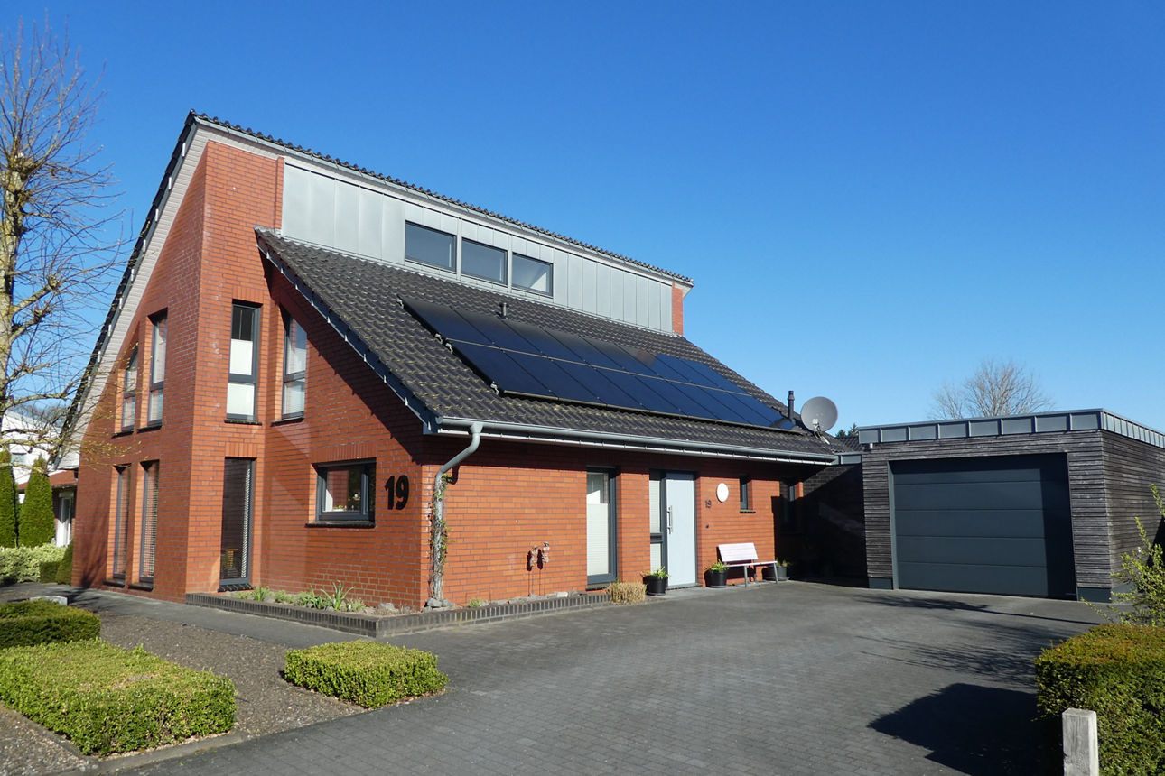 Lachendes Kind steht zwischen zwei Personen, die Händchen halten