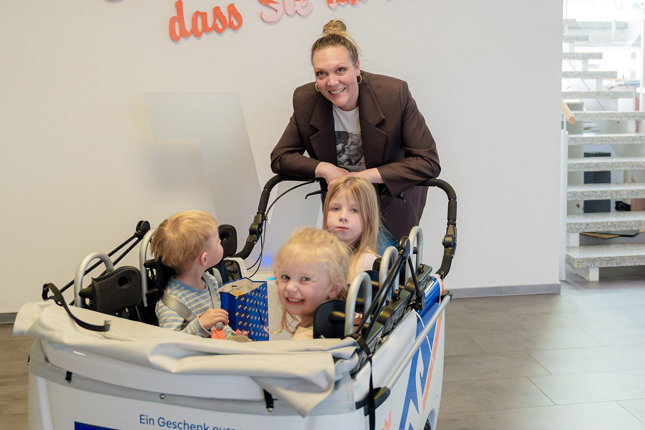 VRmobil-Kinderbusse Übergabe Varel