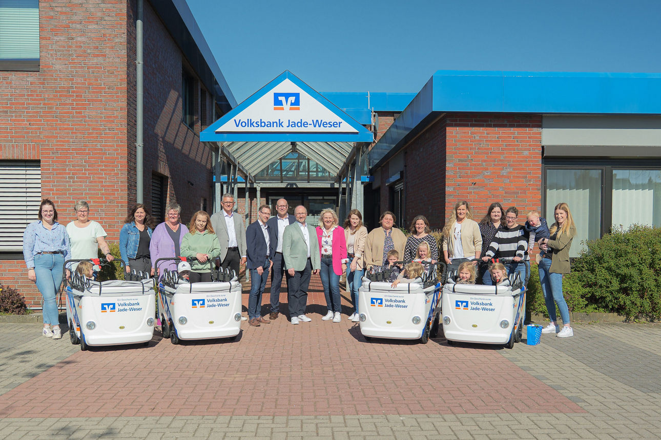 Übergabe VR-mobil Kinderbusse in Varel