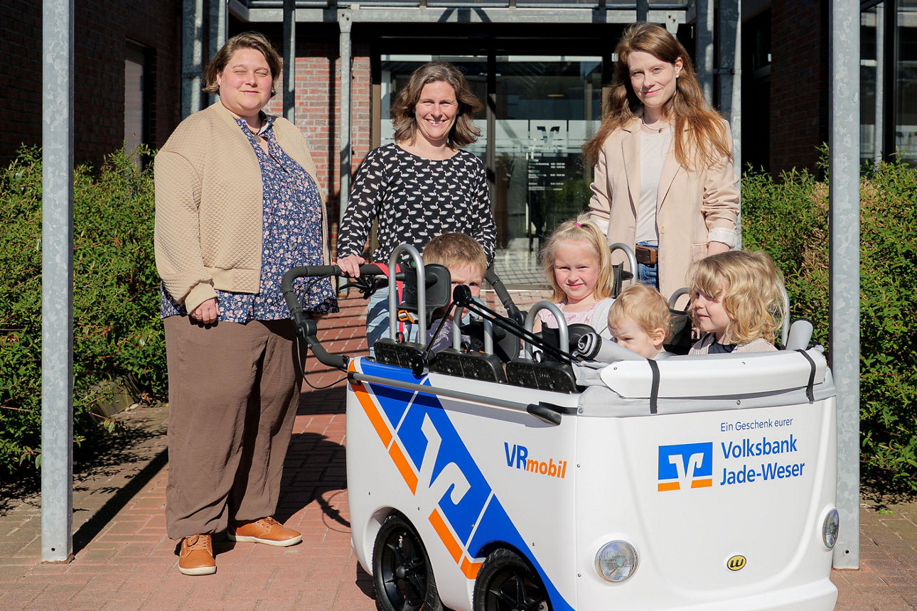 Übergabe VRmobil-Kinderbusse Butjadingen