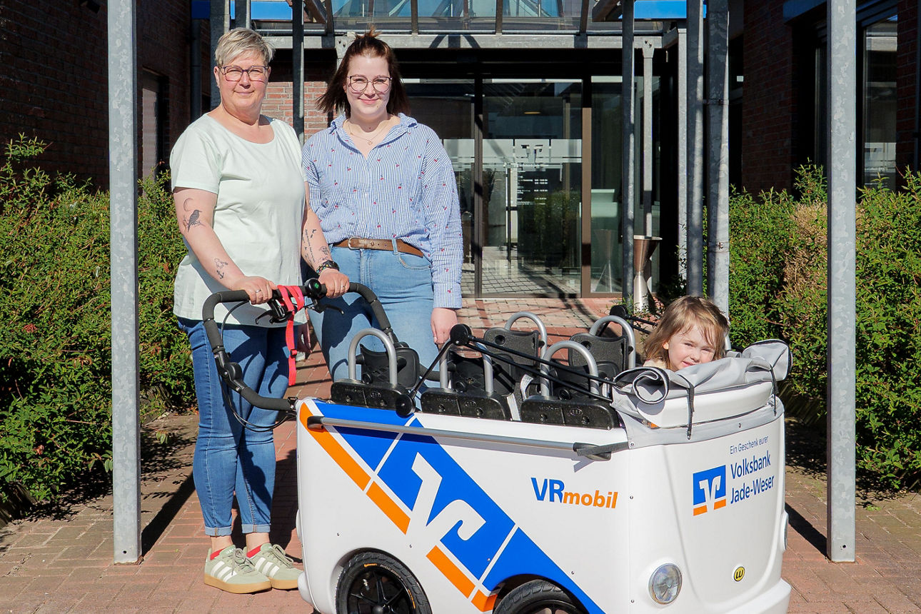 Übergabe VRmobil-Kinderbusse Butjadingen