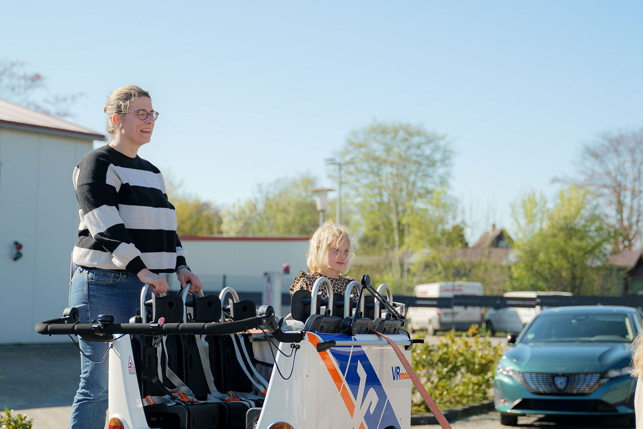 Übergabe VRmobil-Kinderbusse Butjadingen