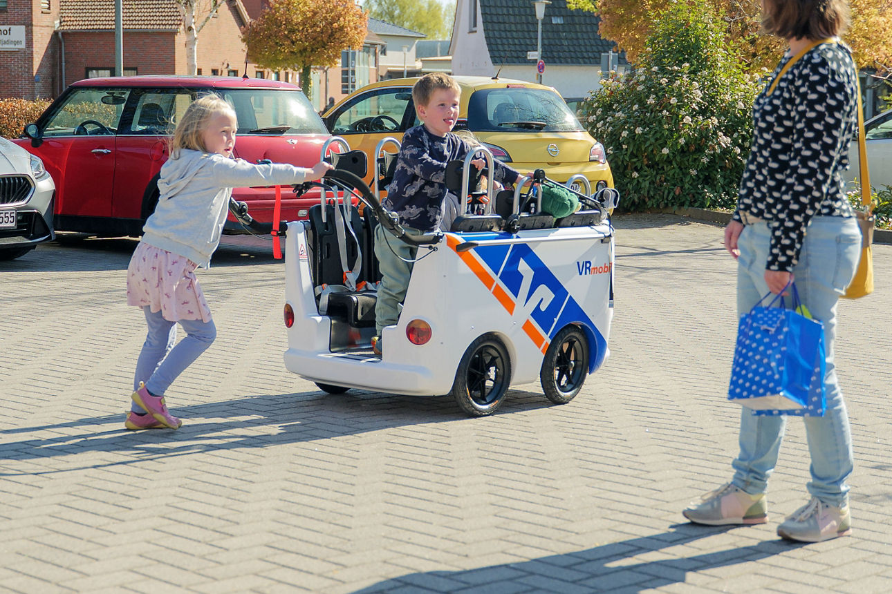 Übergabe VRmobil-Kinderbusse Butjadingen