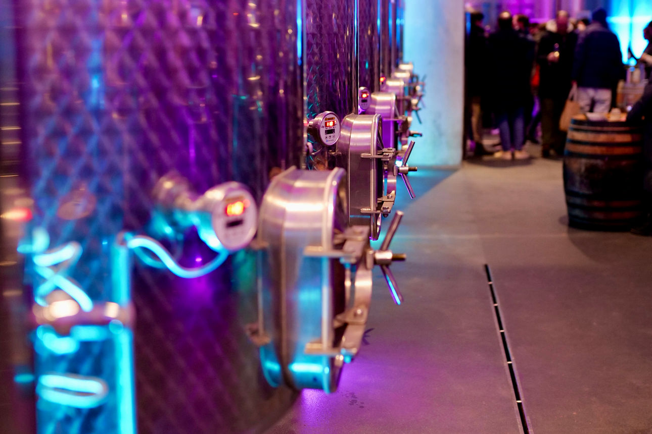 Edelstahltanks im Weinkeller