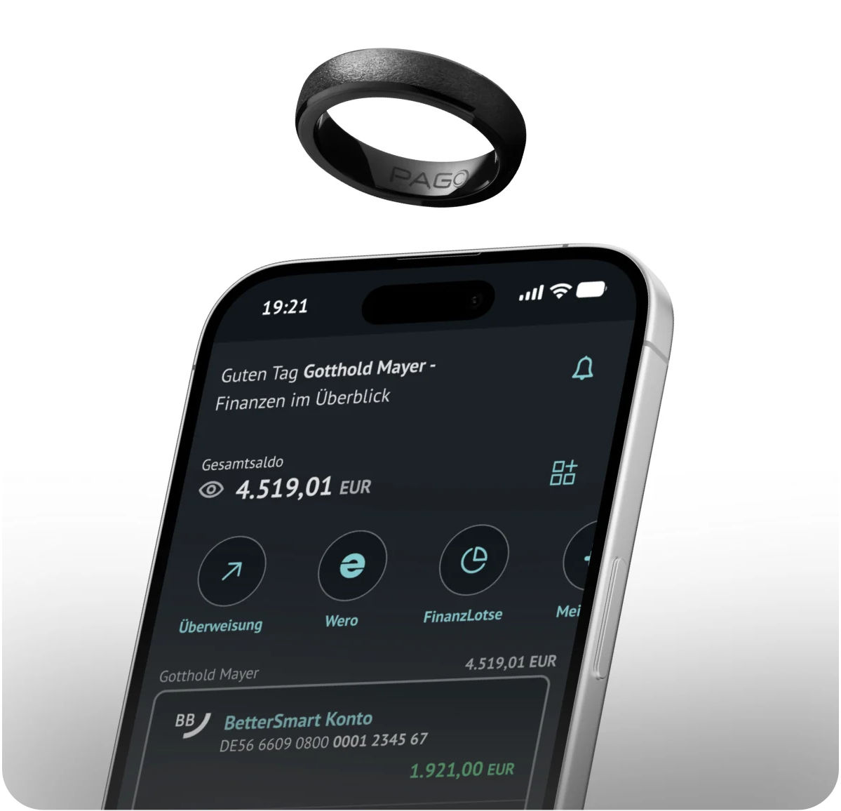 Zu sehen ist ein PAGO Ring der Über einem Handy Screen schwebt auf dem die BBBank Banking App zu sehen.