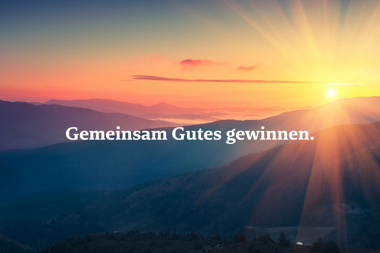 Eine Frau meldet sich für eine Frage