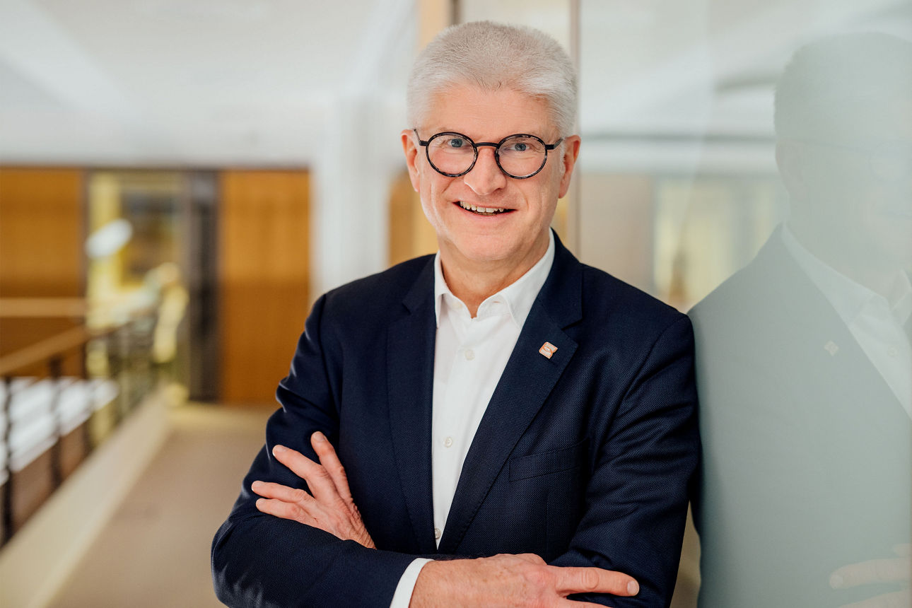Ein Portraitbild von Dr. Klaus Schraudner