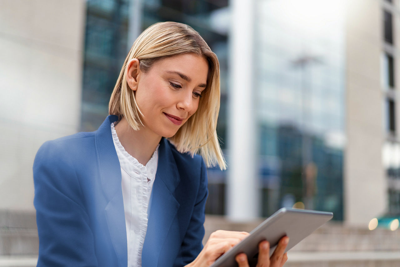 Frau im blauen Anzug mit Tablet