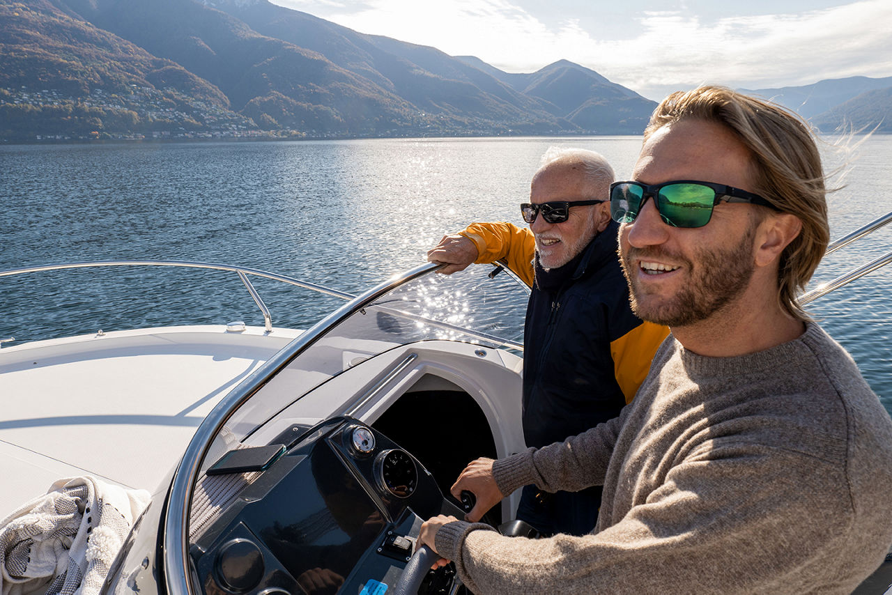 Zwei Männer in einem Motorboot