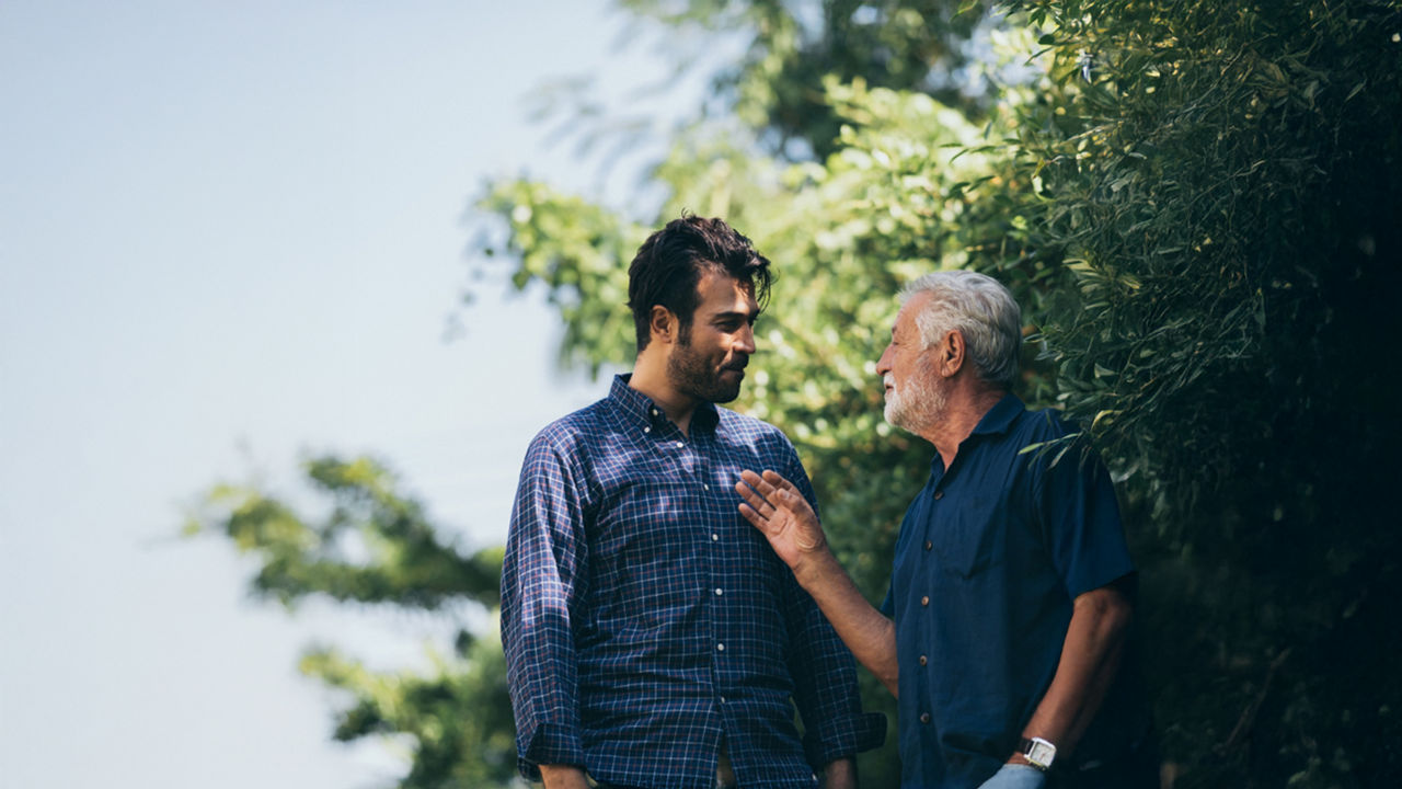 Vater und Sohn unterhalten 