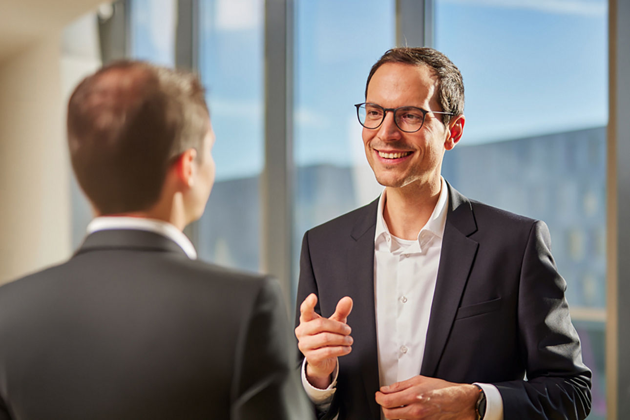 Zwei Männer die sich unterhalten