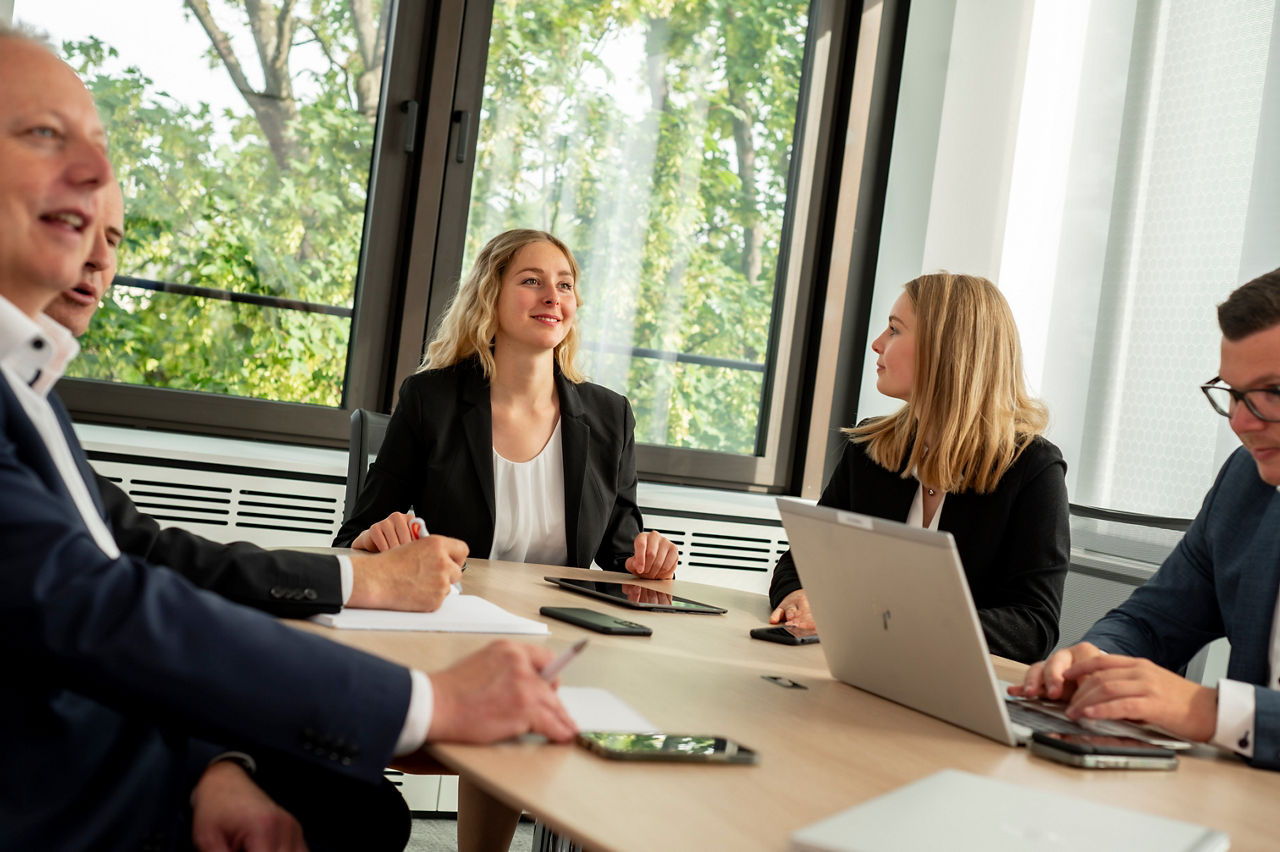 Zwei Frauen schauen in einen Computer
