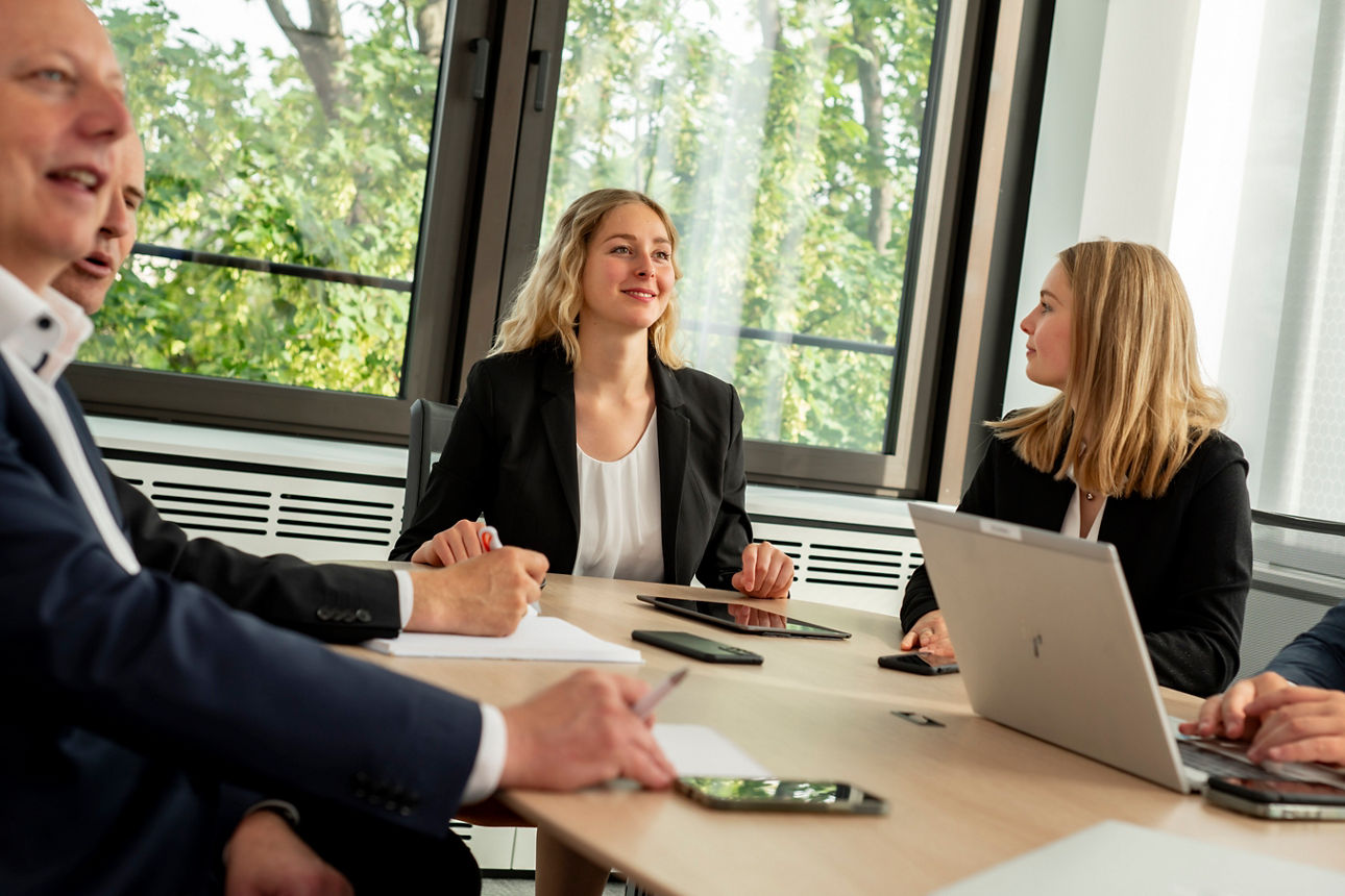 Zwei Frauen schauen in einen Computer