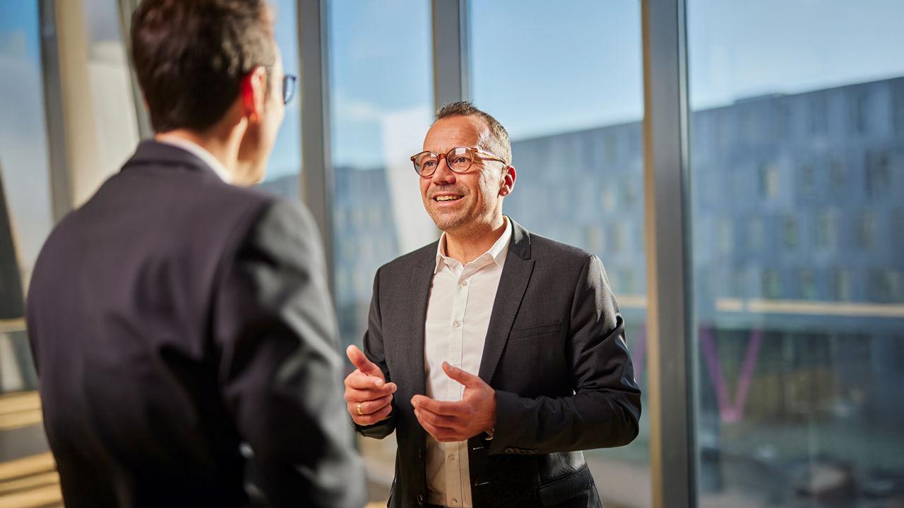 Zwei Männer die sich unterhalten
