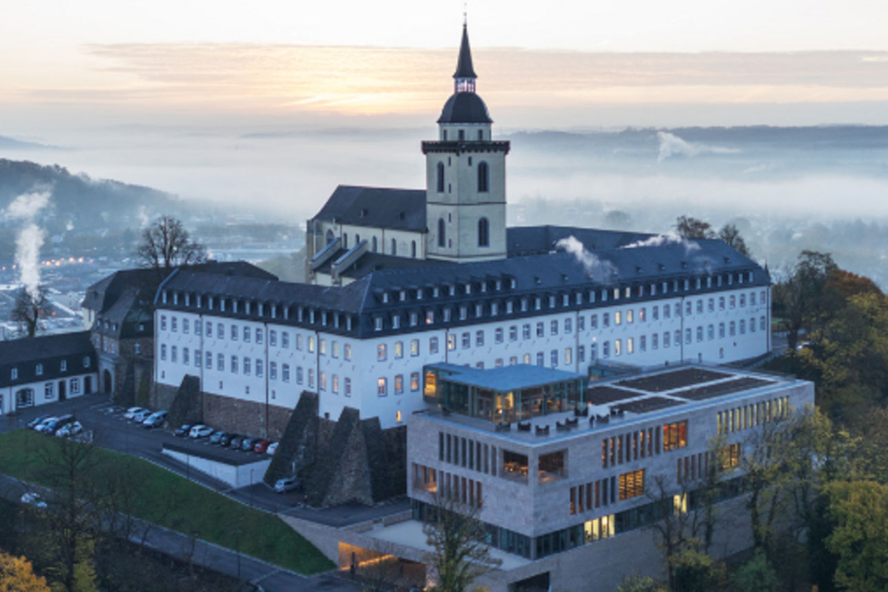 Logo Private Banking und Foto vom Michaelsberg