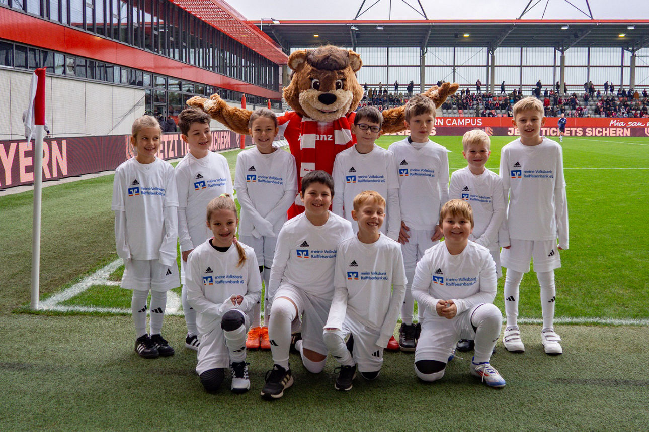 Einlaufkinder bei den FC Bayern Frauen inkl. Mia das Maskottchen der FCB Frauen