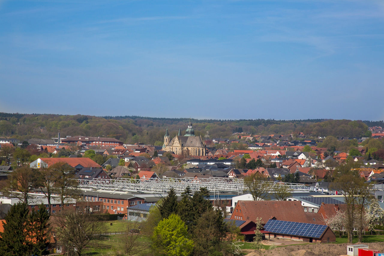 Damme aus höherer Perspektive mit der katholischen Pfarrkirche St. Viktor 