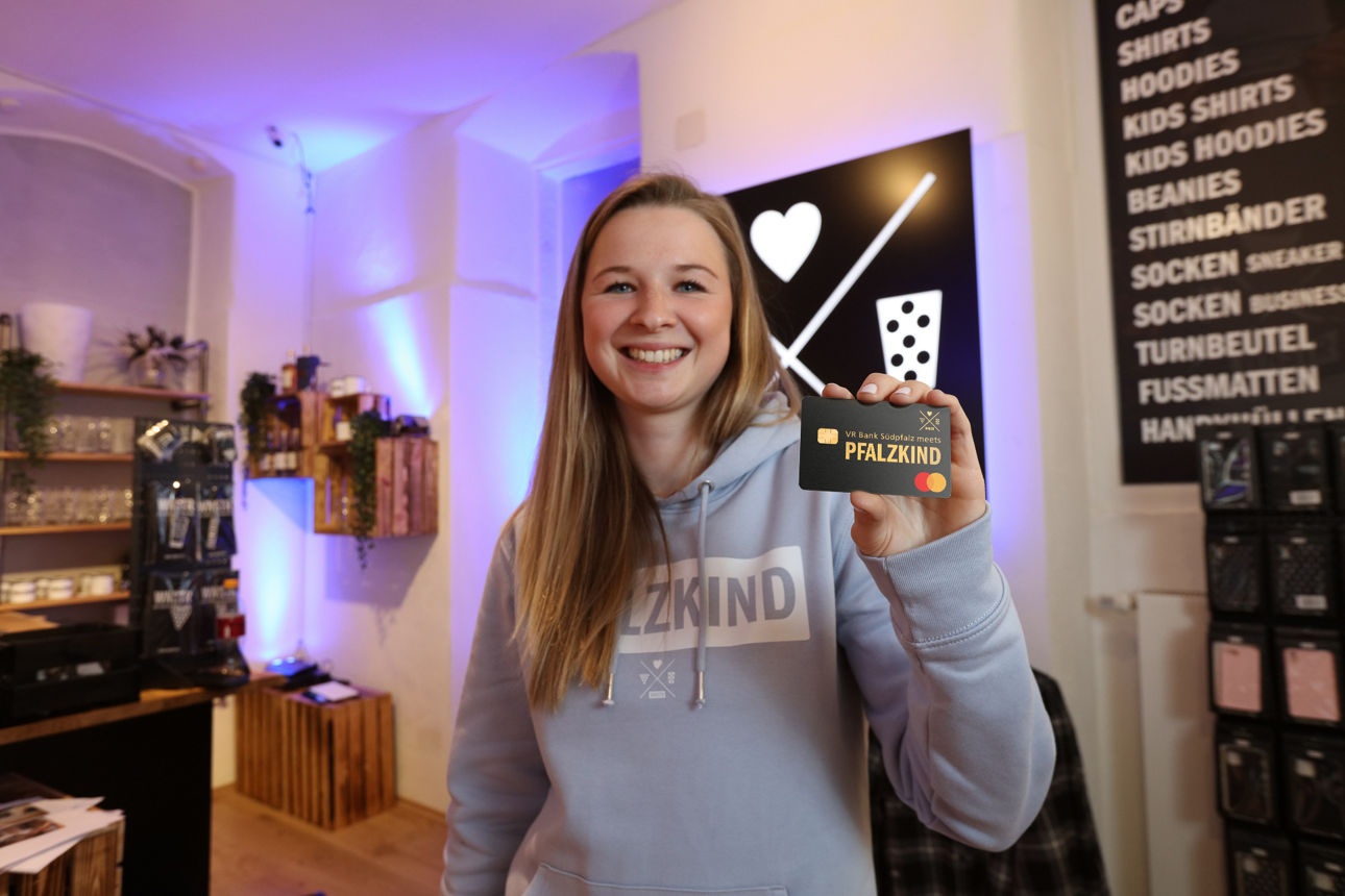 PFALZKIND GoldCard wird von einer jungen Frau gezeigt.