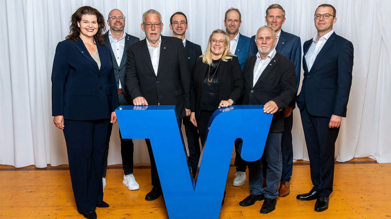 Eine Gruppe von Fachleuten in formeller Kleidung, die eine gemeinsame Vision eint.