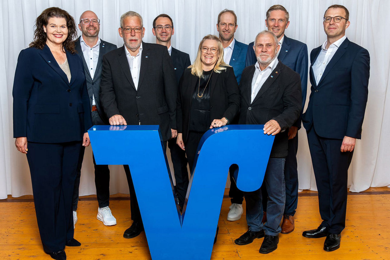 Eine Gruppe von Fachleuten in formeller Kleidung, die eine gemeinsame Vision eint.