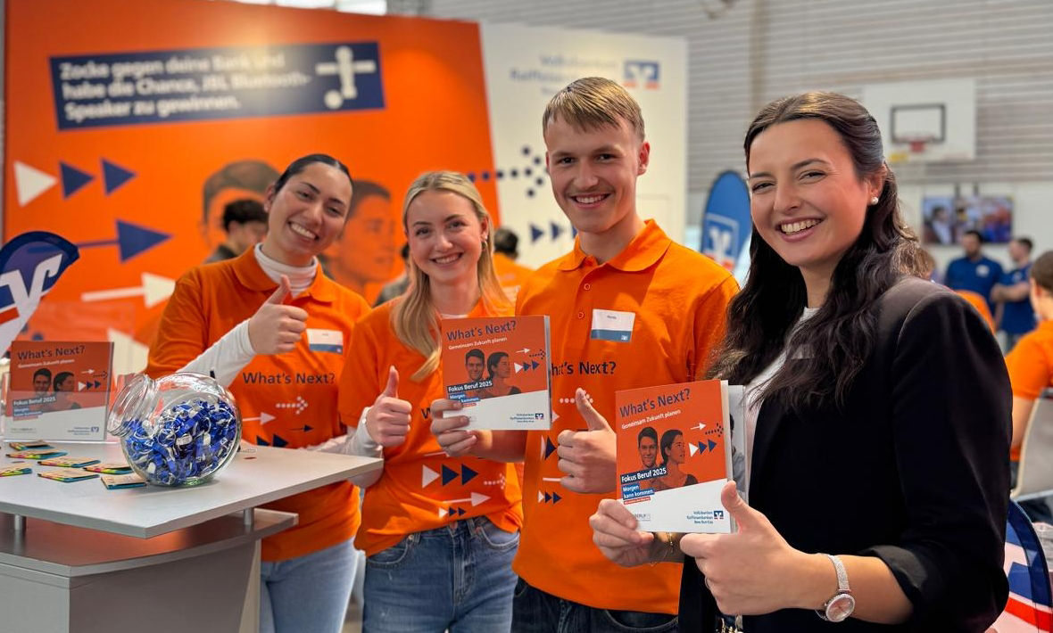 Azubis und Personalerin auf der FokusBeruf Messe 2025