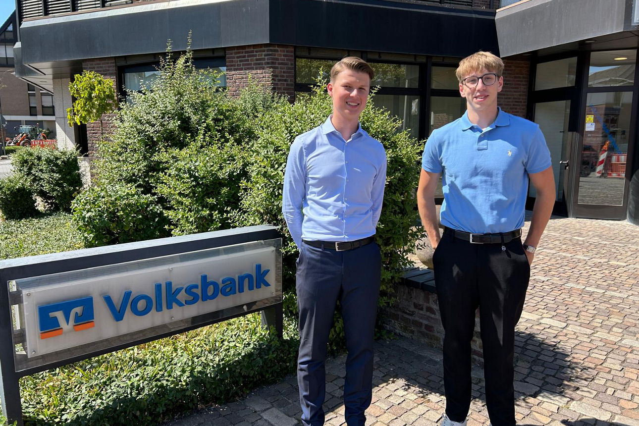 Die beiden Azubis vor der Bank. 